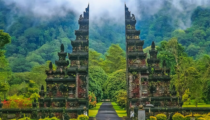 Pura Luhur Uluwatu berdiri di tepi tebing, Bali