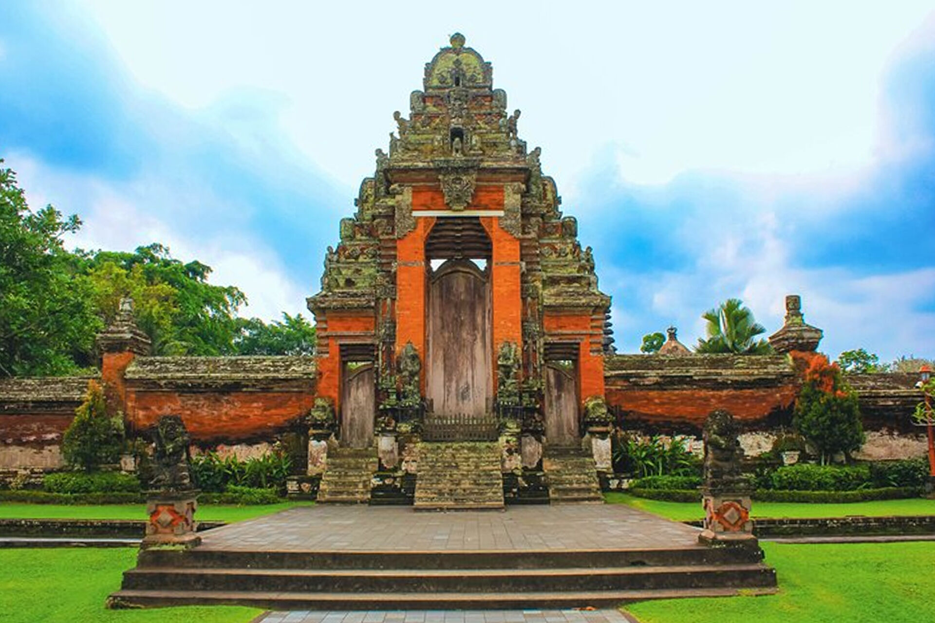 Pura Tanah Lot berdiri di atas batu karang kecil di tepi laut, Bali